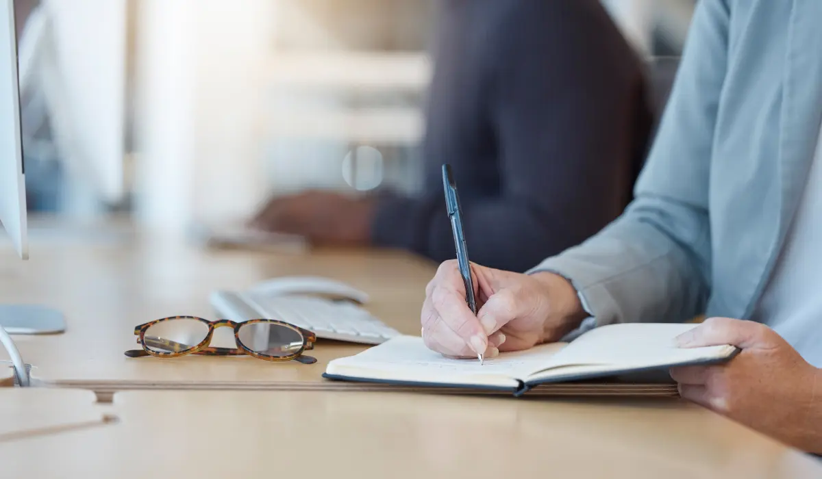jeune homme au travail, au bureau