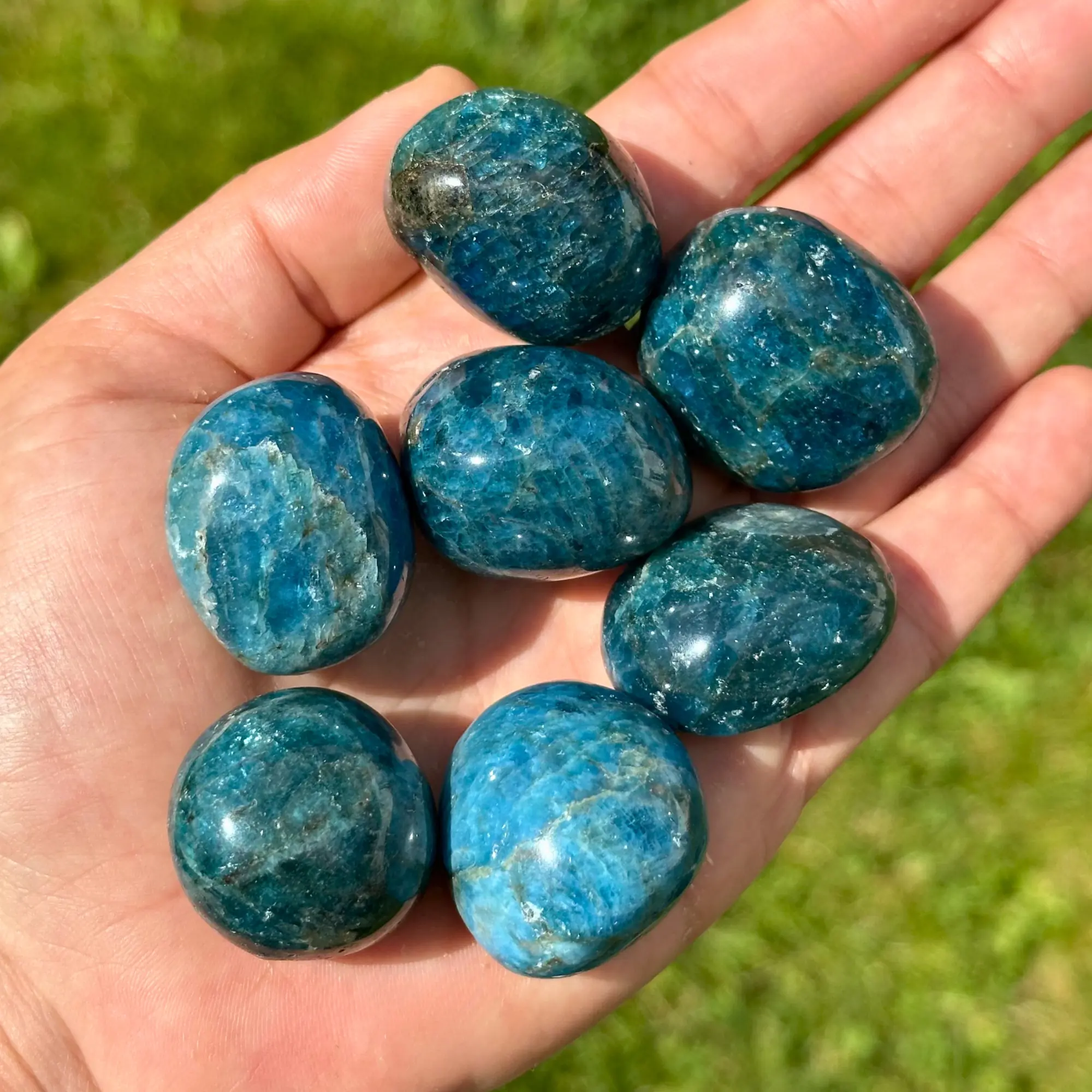 apatite dans la main d'une jeune femme