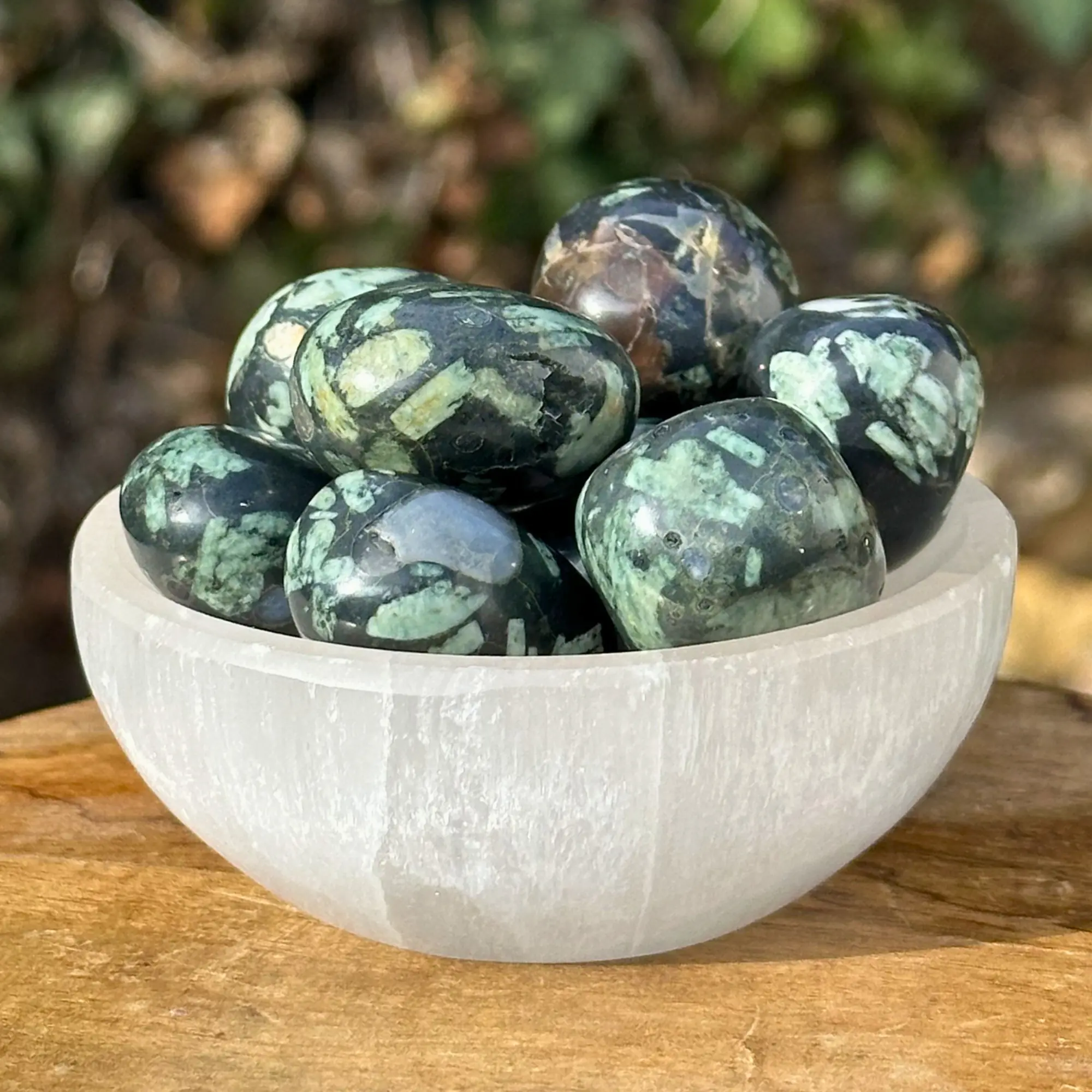 Pierre chrysanthème dans un bol