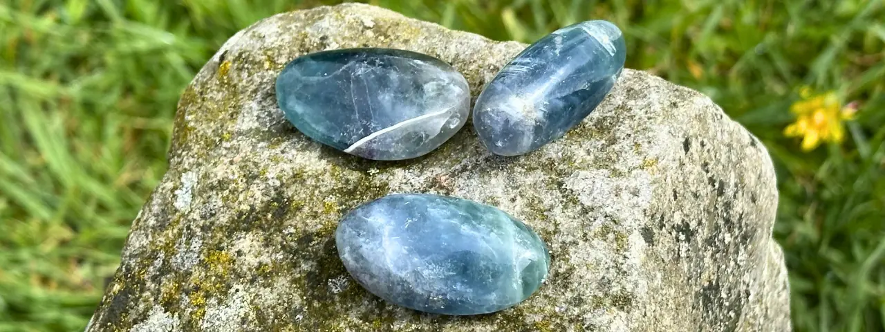 fluorite bleue sur un rocher