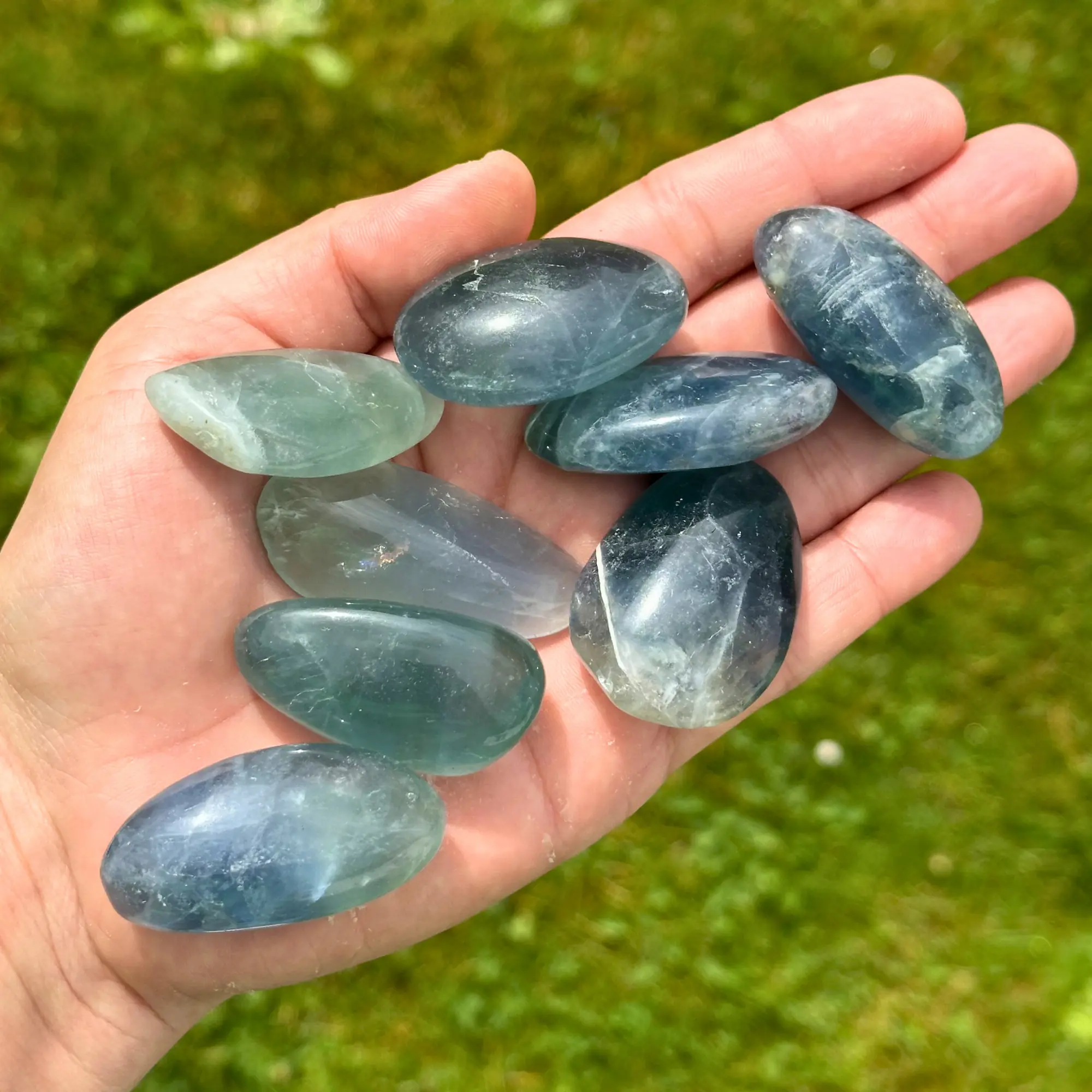 fluorite bleue dans la main