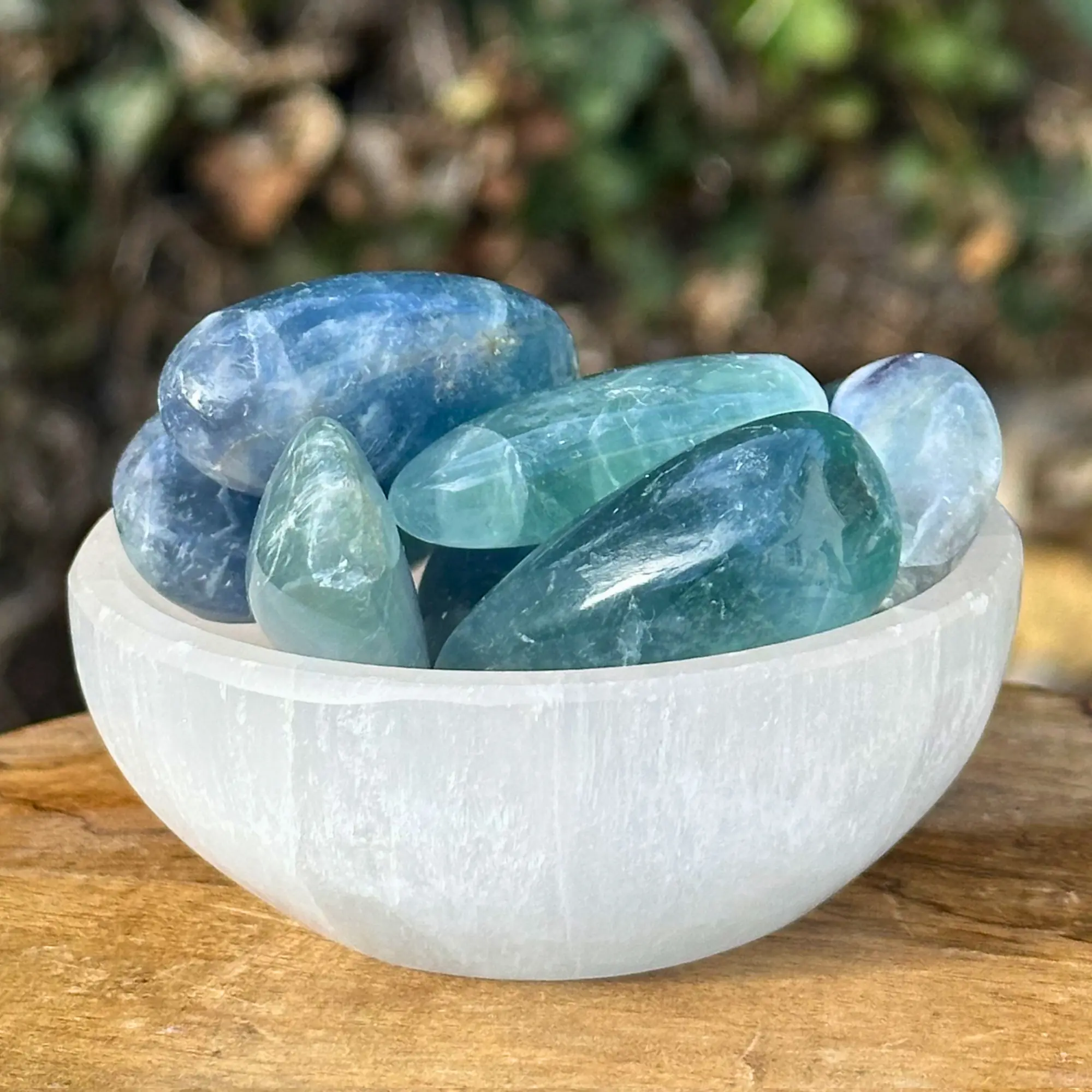 fluorite bleue dans un bol