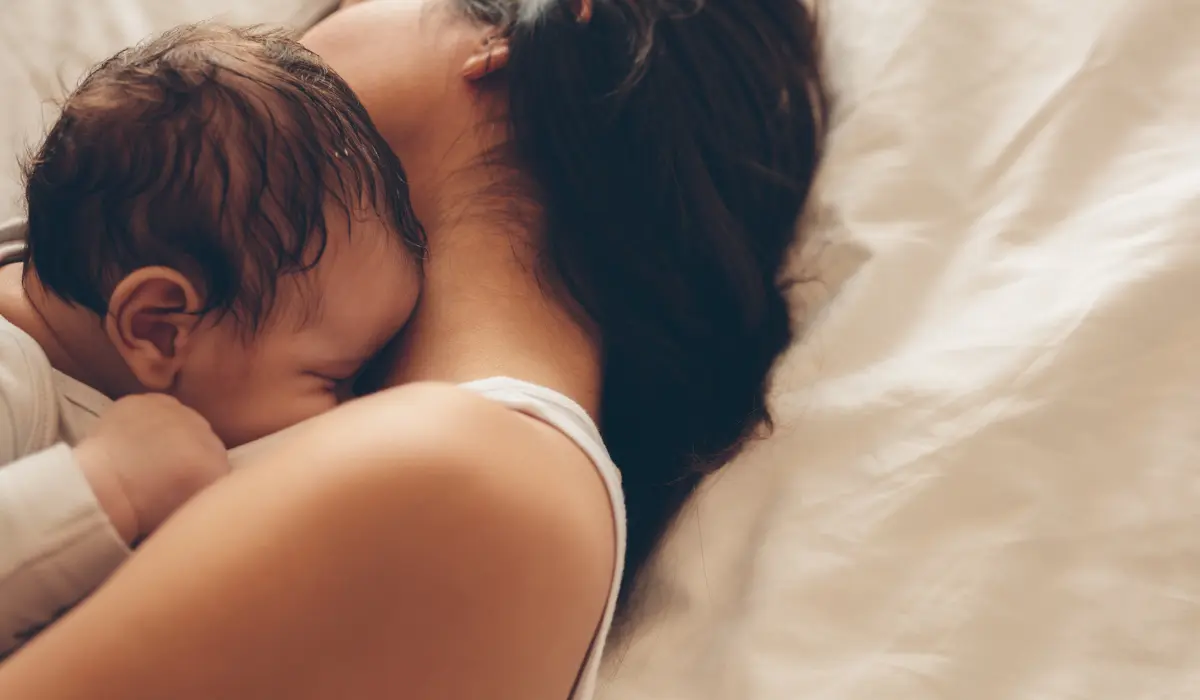 Un bébé dans les bras de sa mère