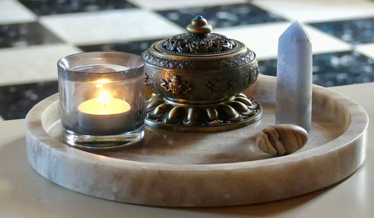 deux pierres de naissance sur un plateau, dans un salon