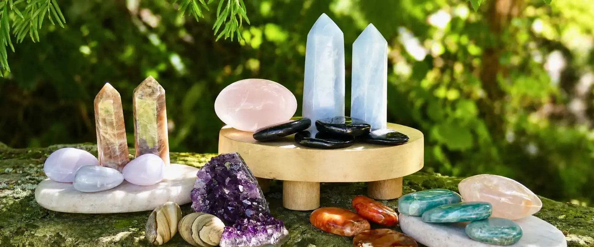 plusieurs druses et pierres naturelles et bracelets sur des stands en bois dans un jardin