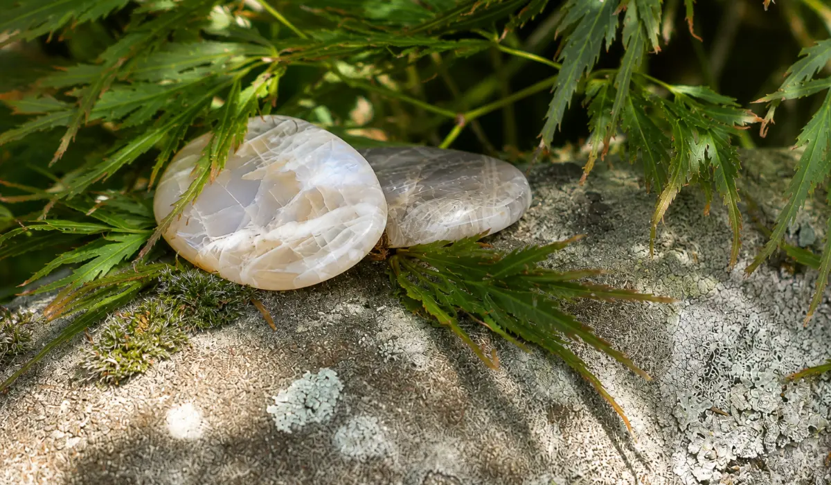 deux pierres naturelles posées sur un rocher