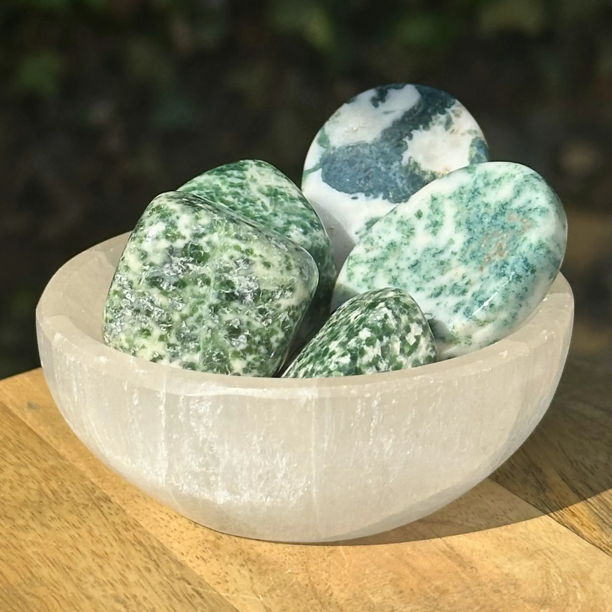 agate arbre roulée et galet dans un bol