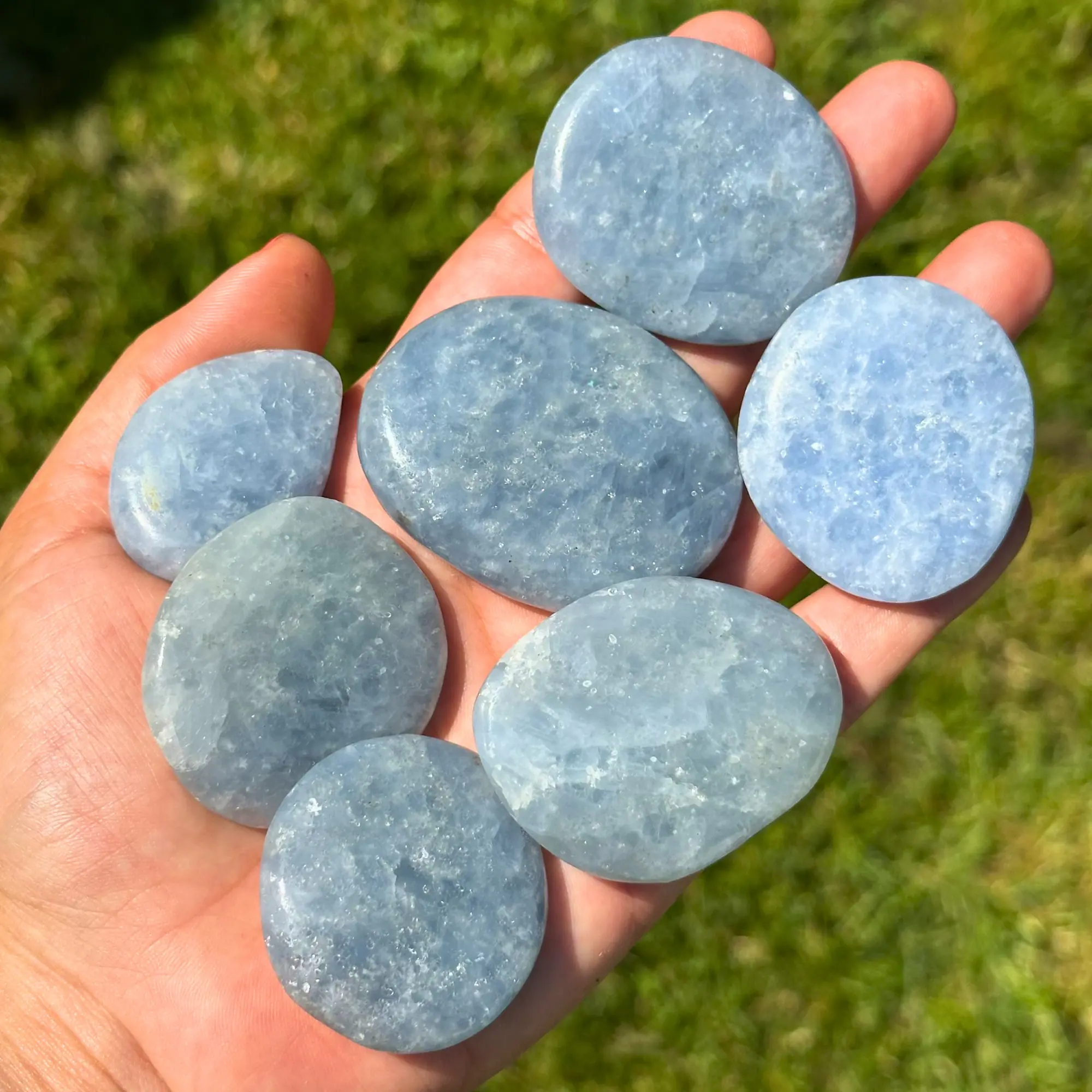 calcite bleue tenue dans la paume de la main