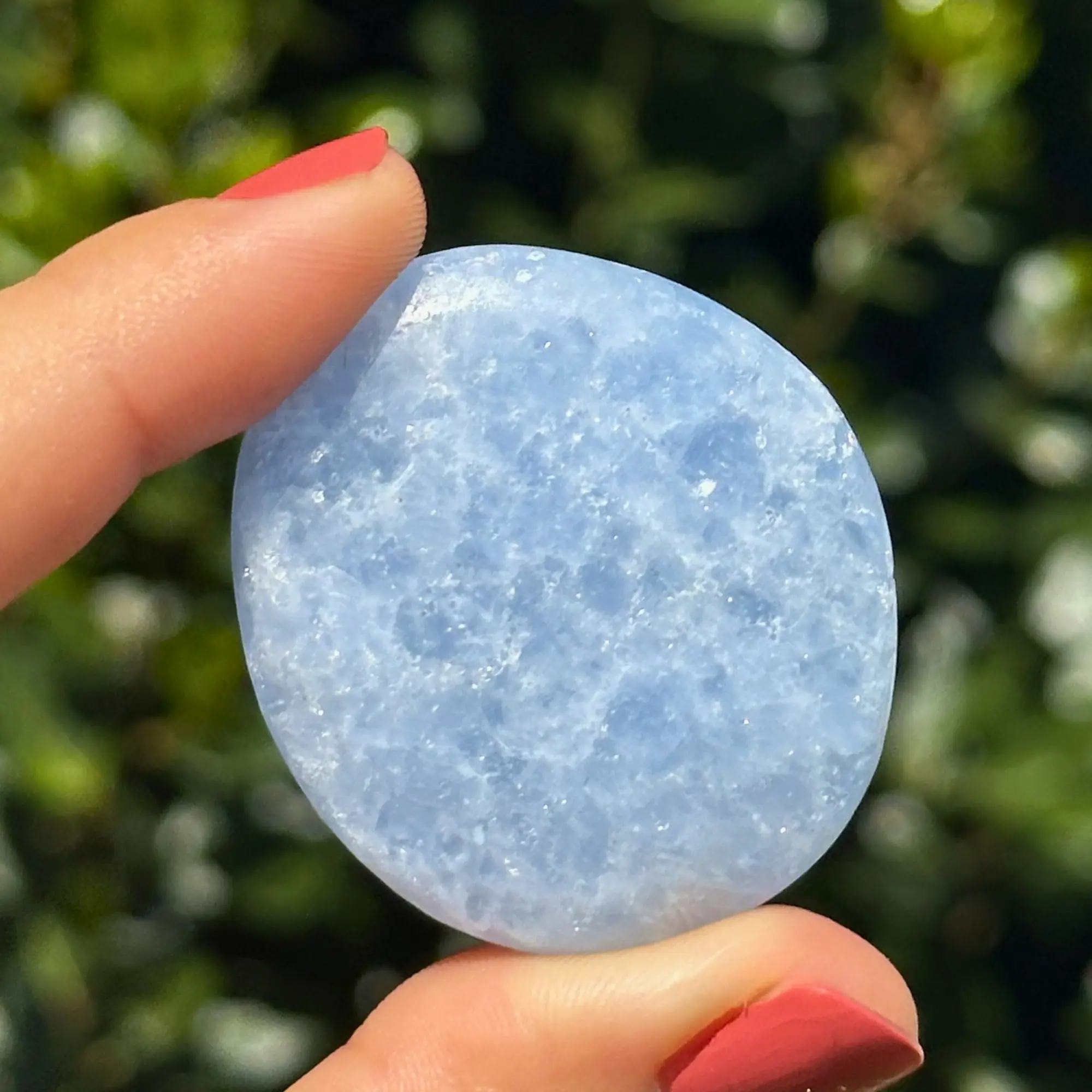calcite bleue entre les doigts