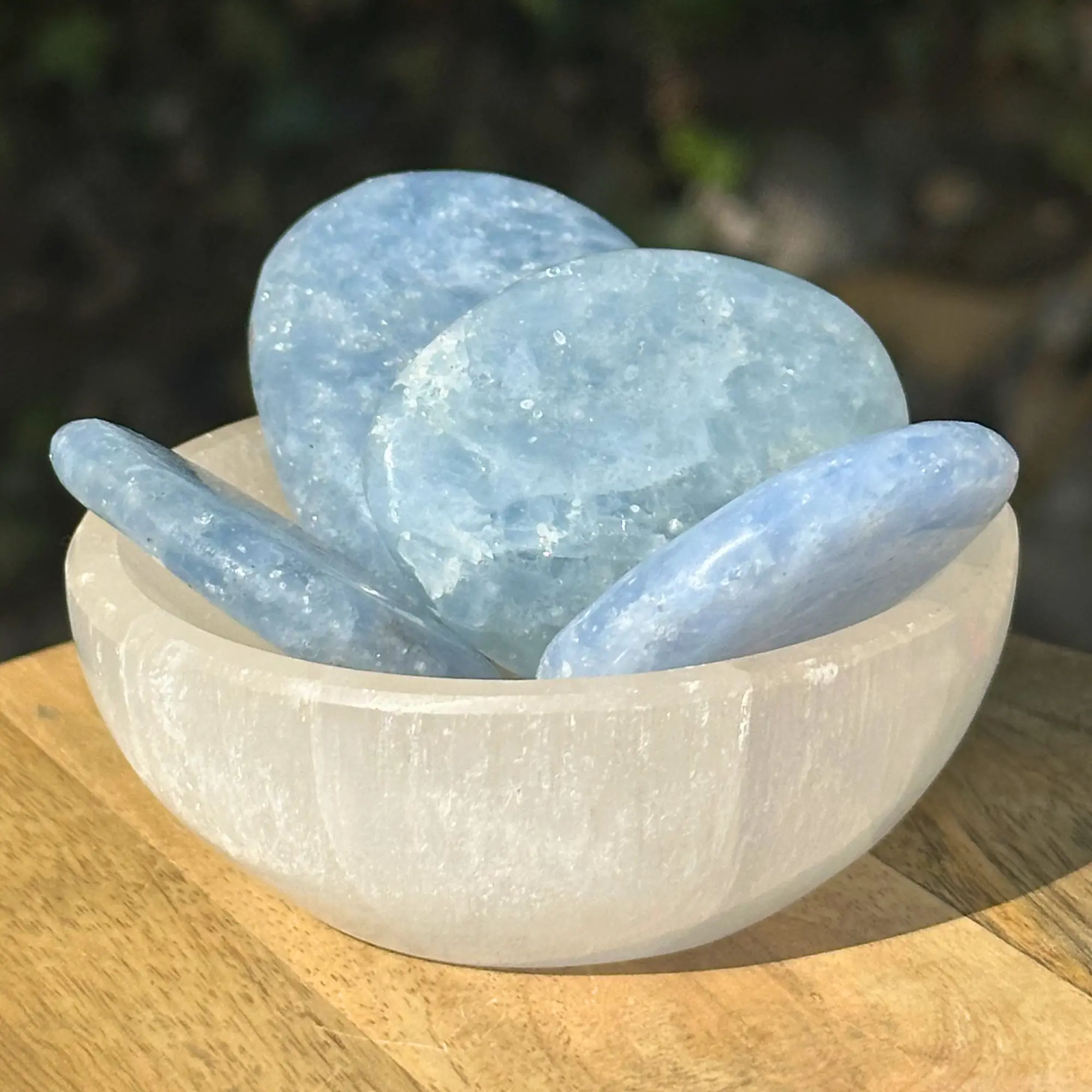 calcite bleue dans un bol