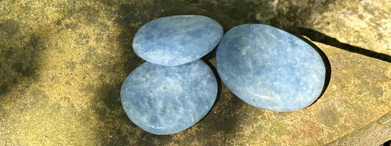 trois calcites bleues plates sur une pierre