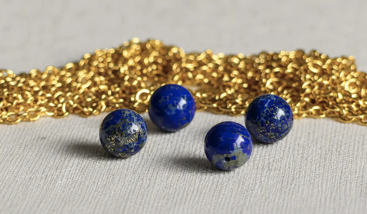 Un collier de lithothérapie artisanal démonté