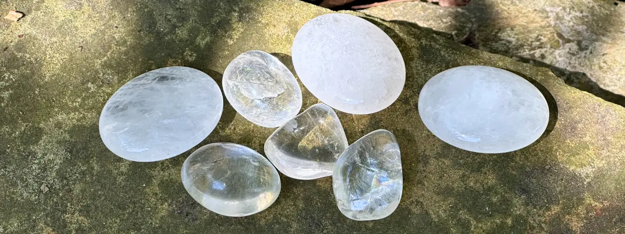 cristal de roche posé sur une pierre