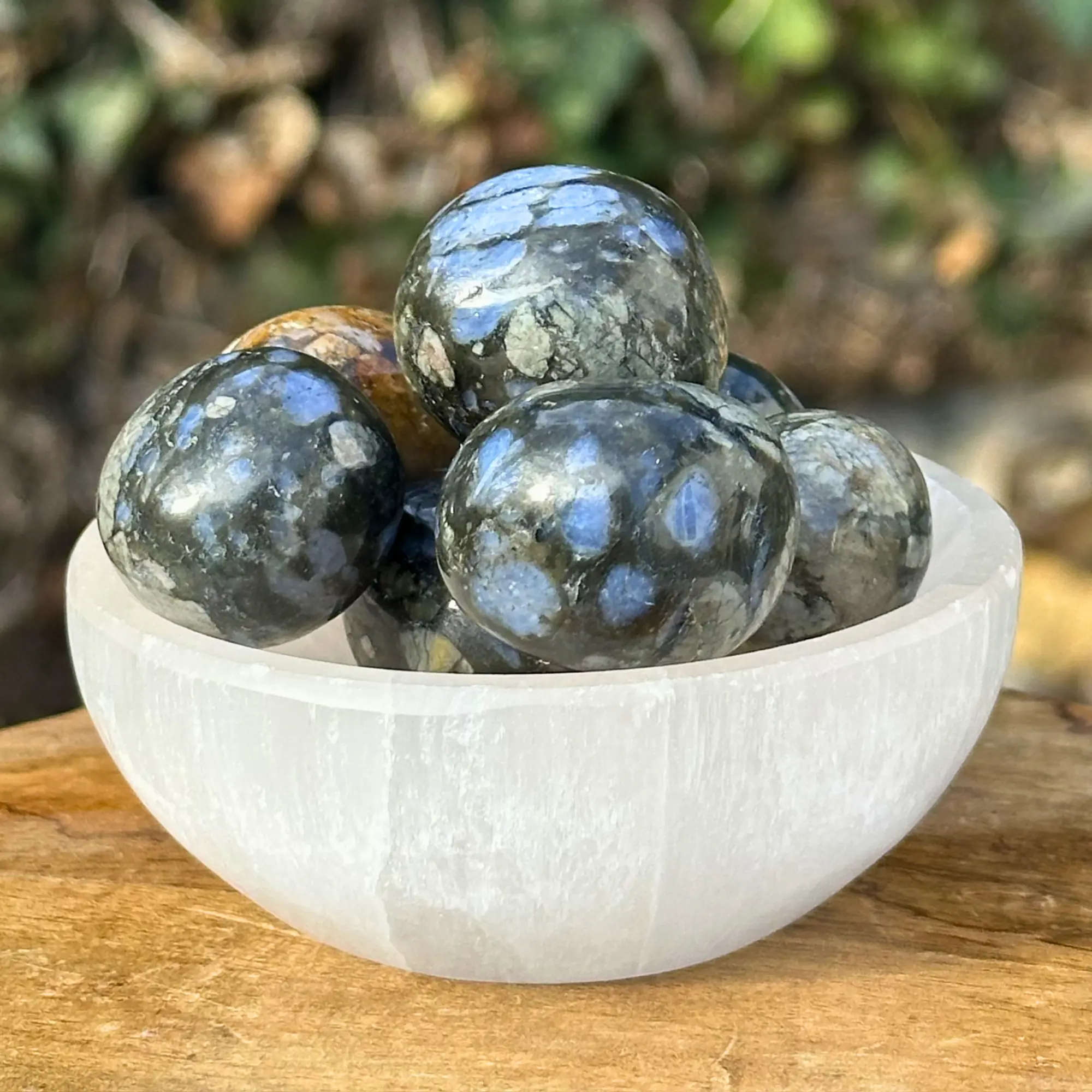 Libérite bleue dans un bol