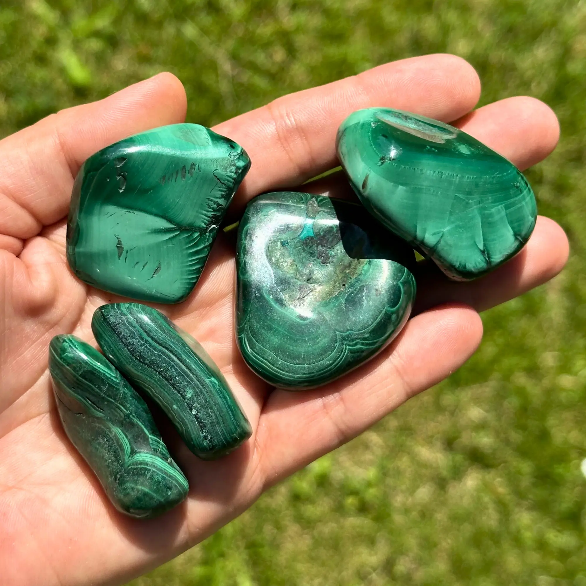 Malachite roulée dans la main d'une jeune femme