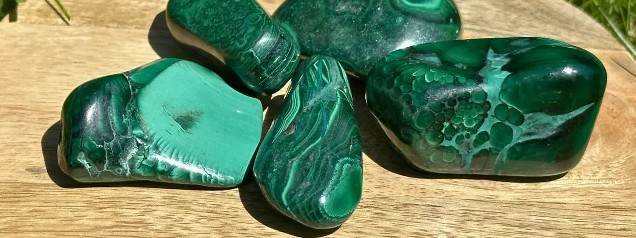 Malachite roulée posée sur un plateau