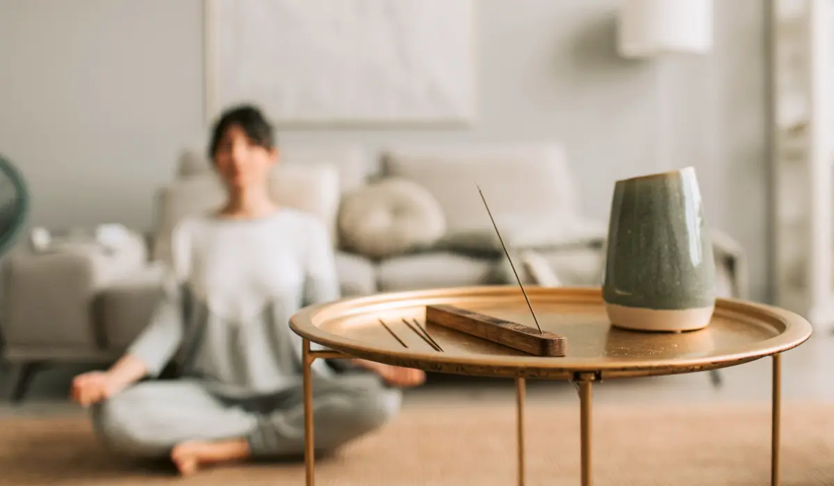 Jeune femme en méditation avec sa piere de naissance