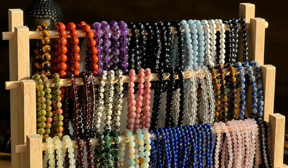 De nombreux bracelets en pierre naturelle sur un présentoir