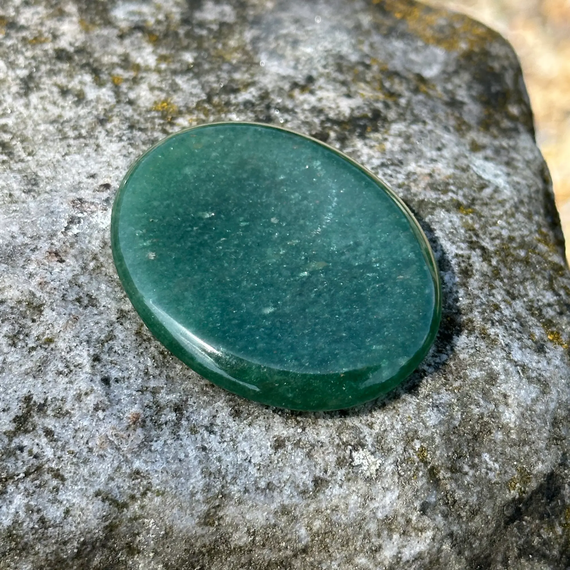 Galet anti-stress aventurine verte sur un rocher