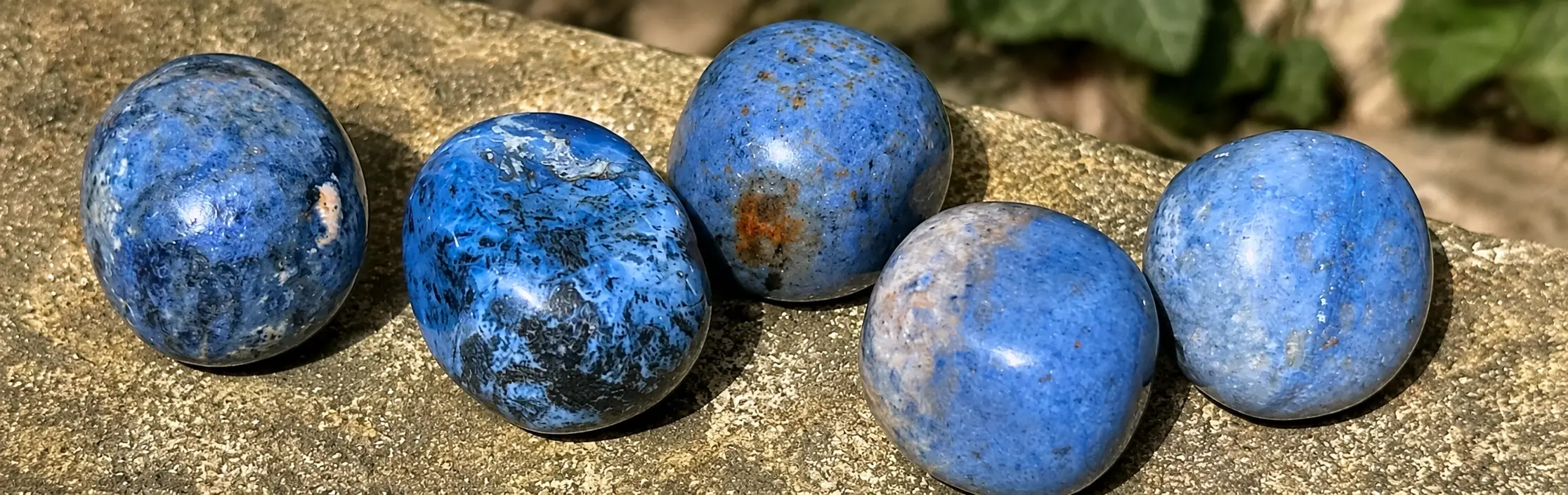 dumortiérite roulée sur une roche