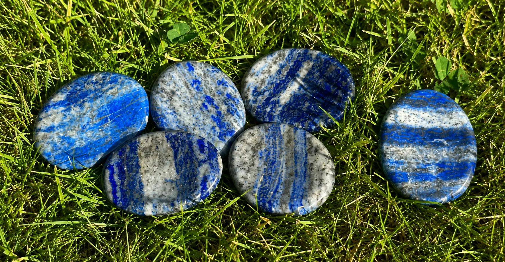 Galet anti-stress de lapis-lazuli posé sur la pelouse