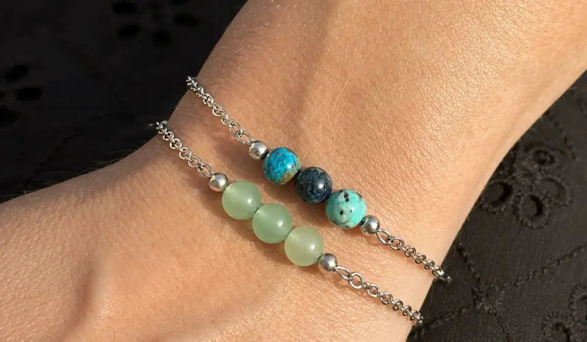 Des bracelets créateur portés par une jeune femme