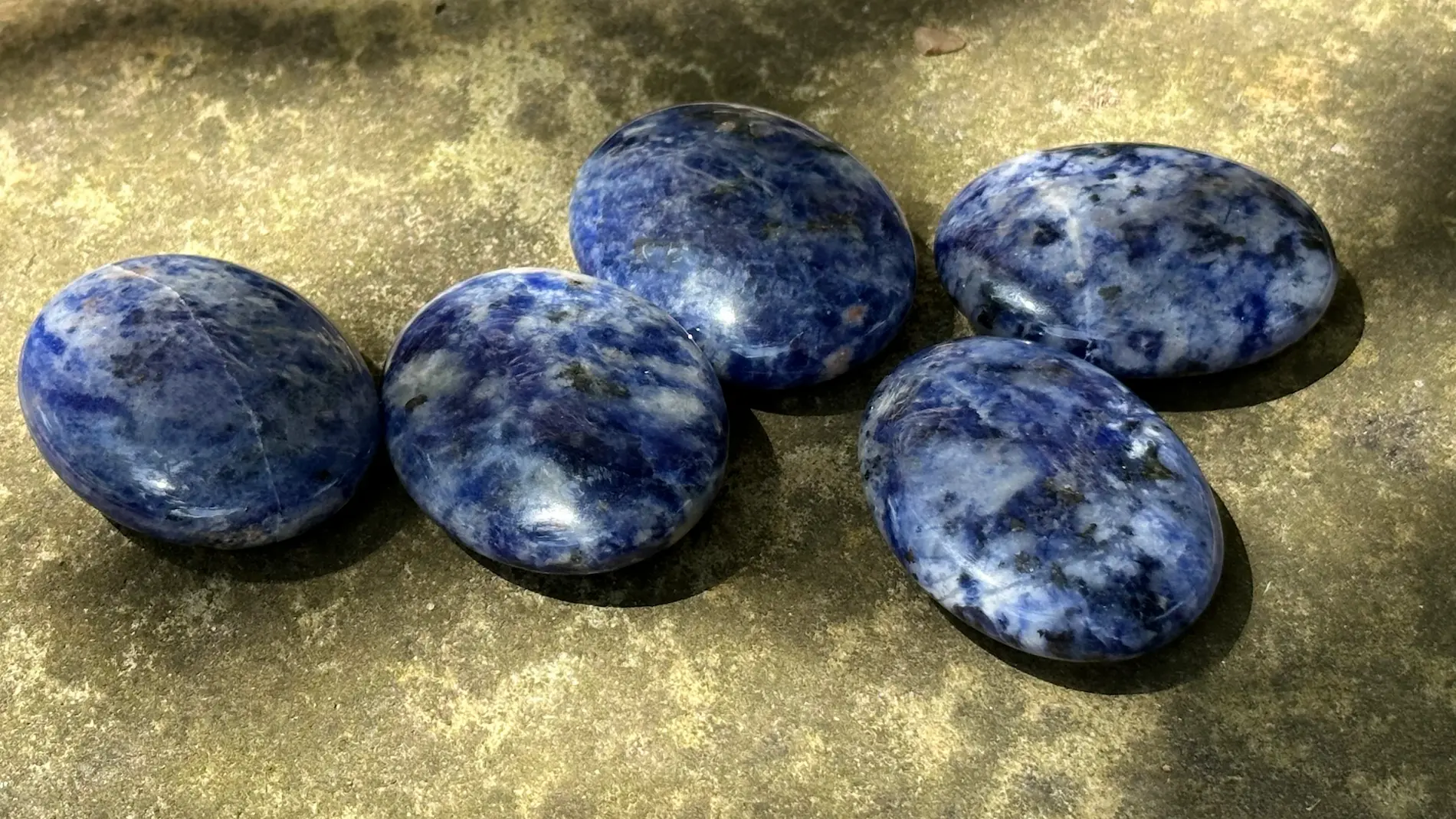 galet sodalite sur un rocher