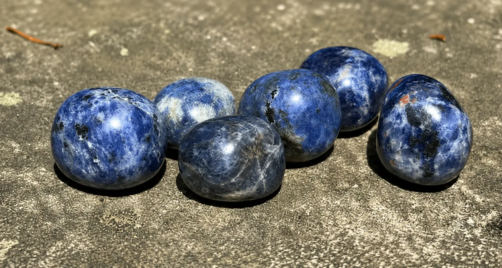 Sodalite roulée sur un rocher