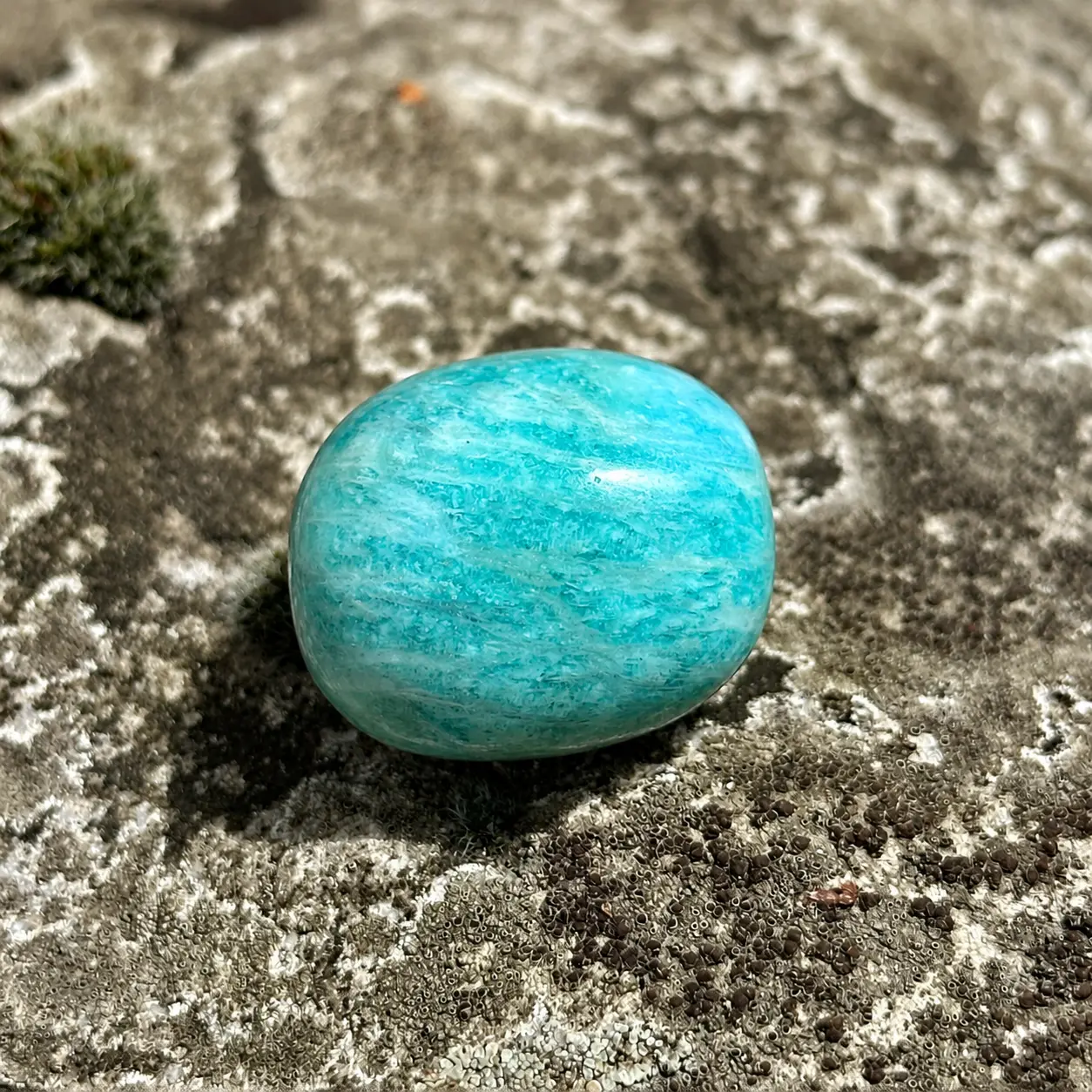 amazonite roulée sur un rocher