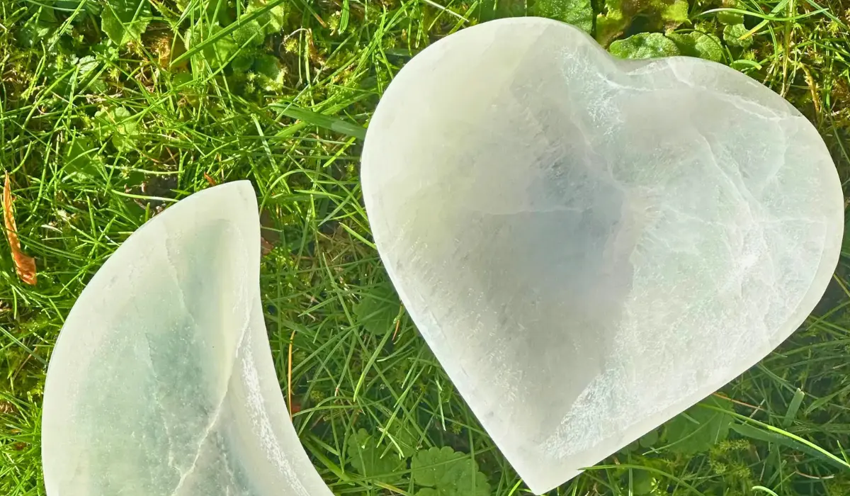 Un bol sélénite en forme de coeur