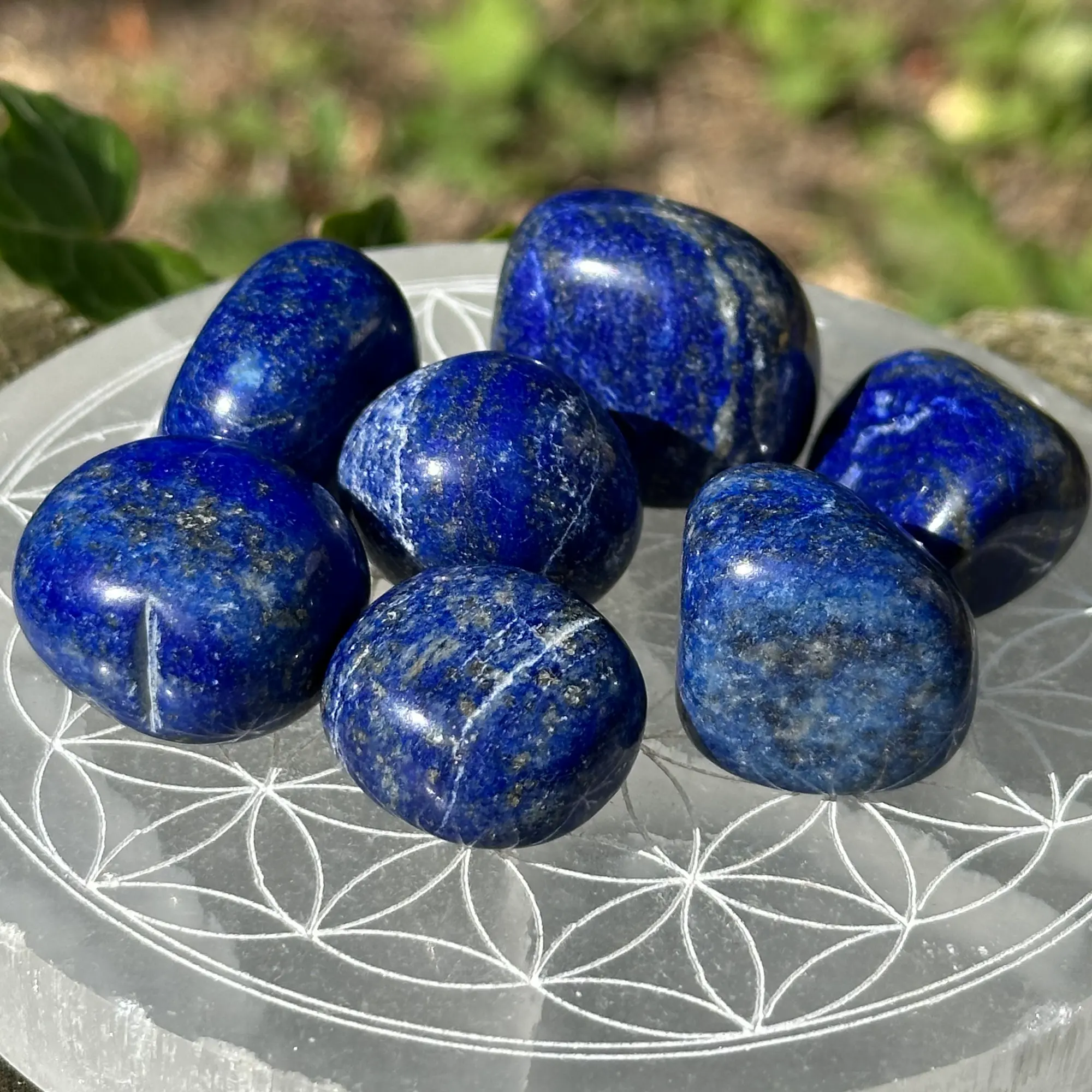 lapis lazuli roulé sur une fleur de vie