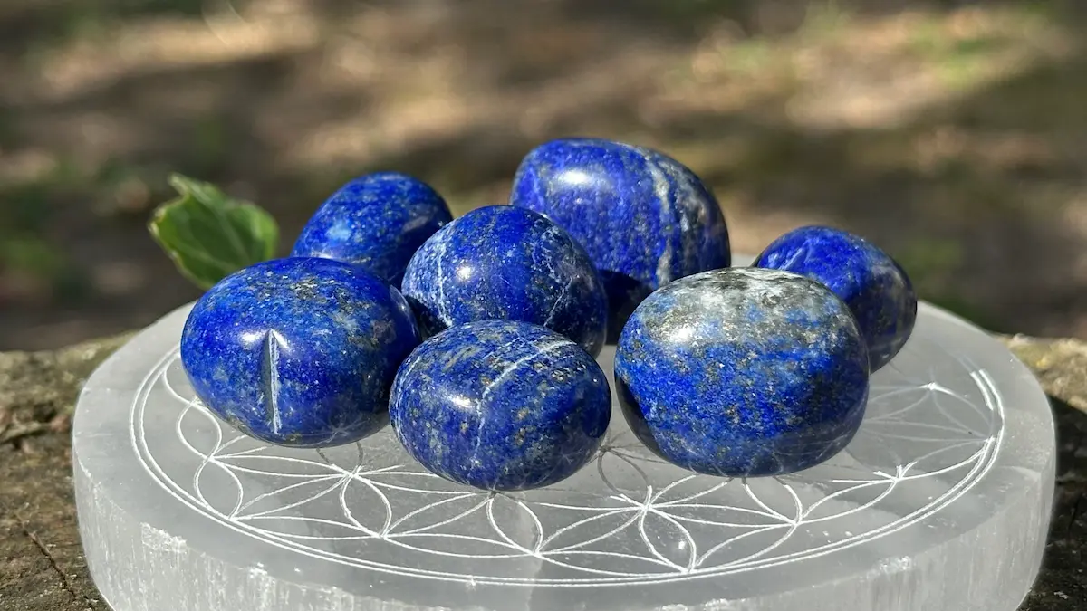 lapis lazuli roulé sur une fleur de vie