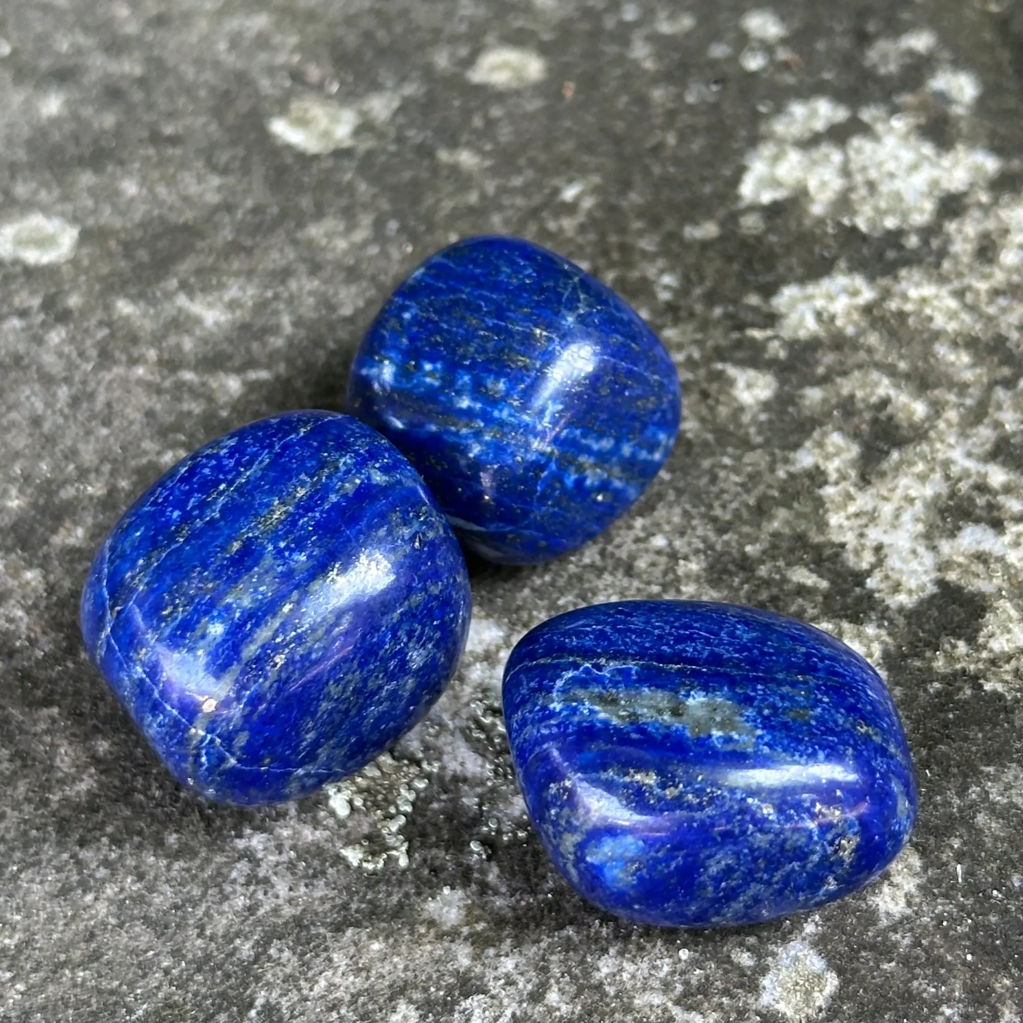 lapis lazuli roulé sur un rocher