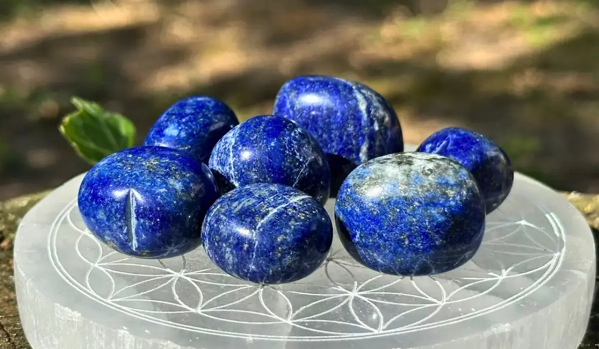 Des pierres bleues en lapis lazuli