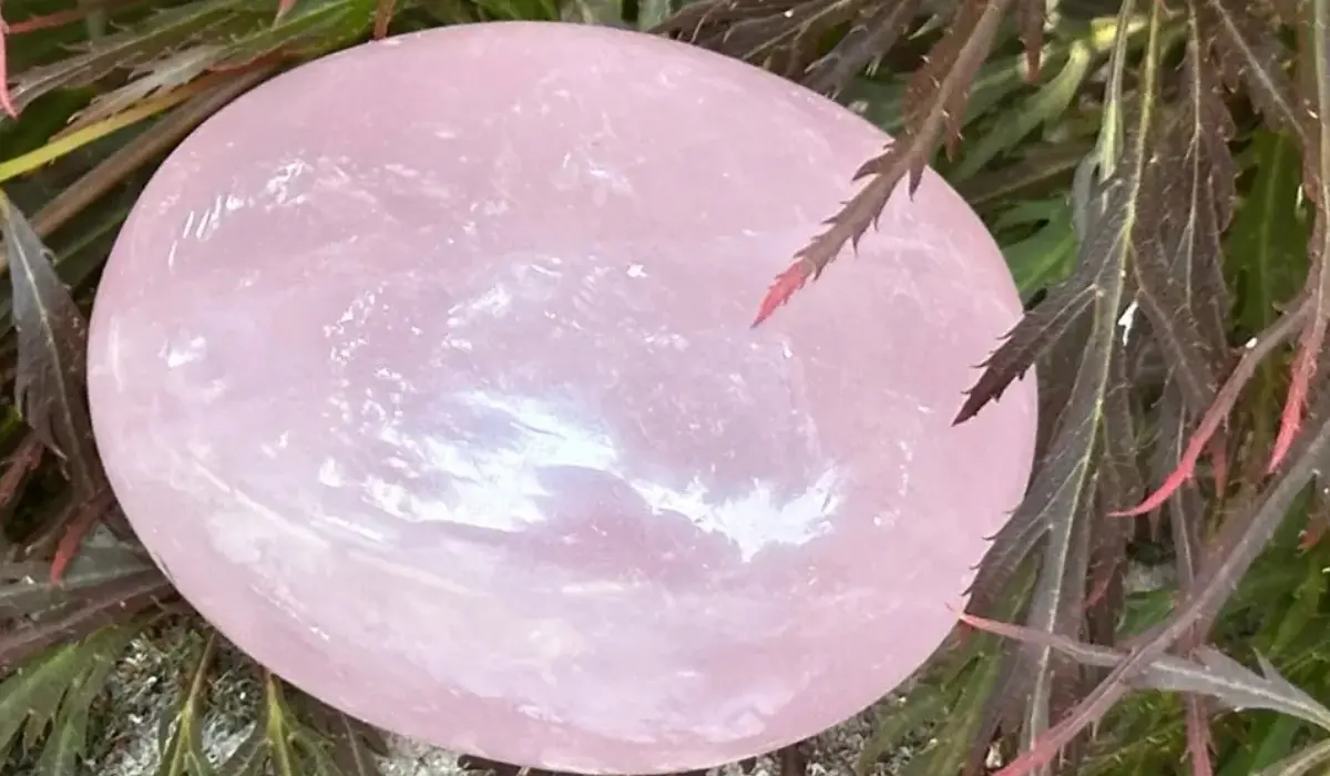 pierres roses avec un galet de quartz rose