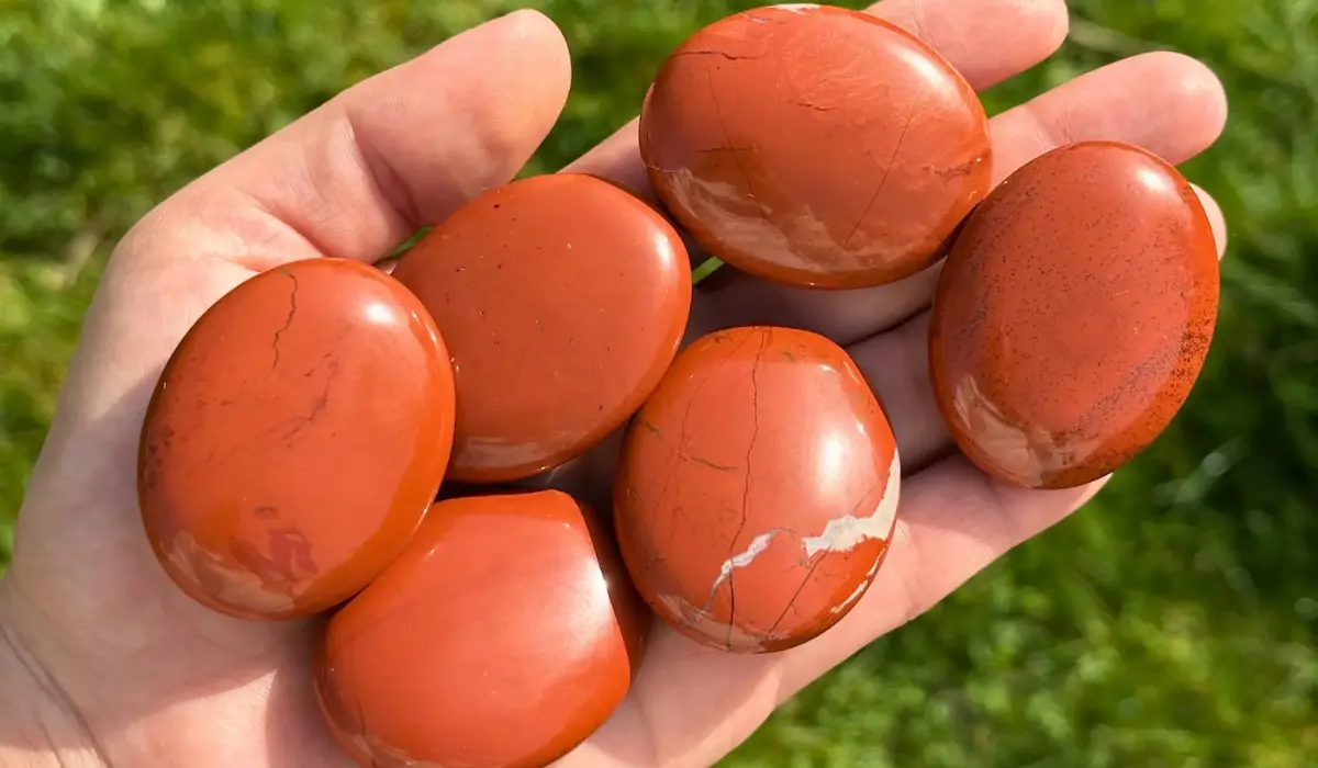 Pierres rouges tenues dans la main