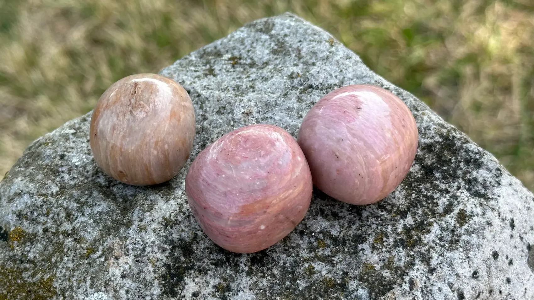 Rhodonite roulée sur un rocher