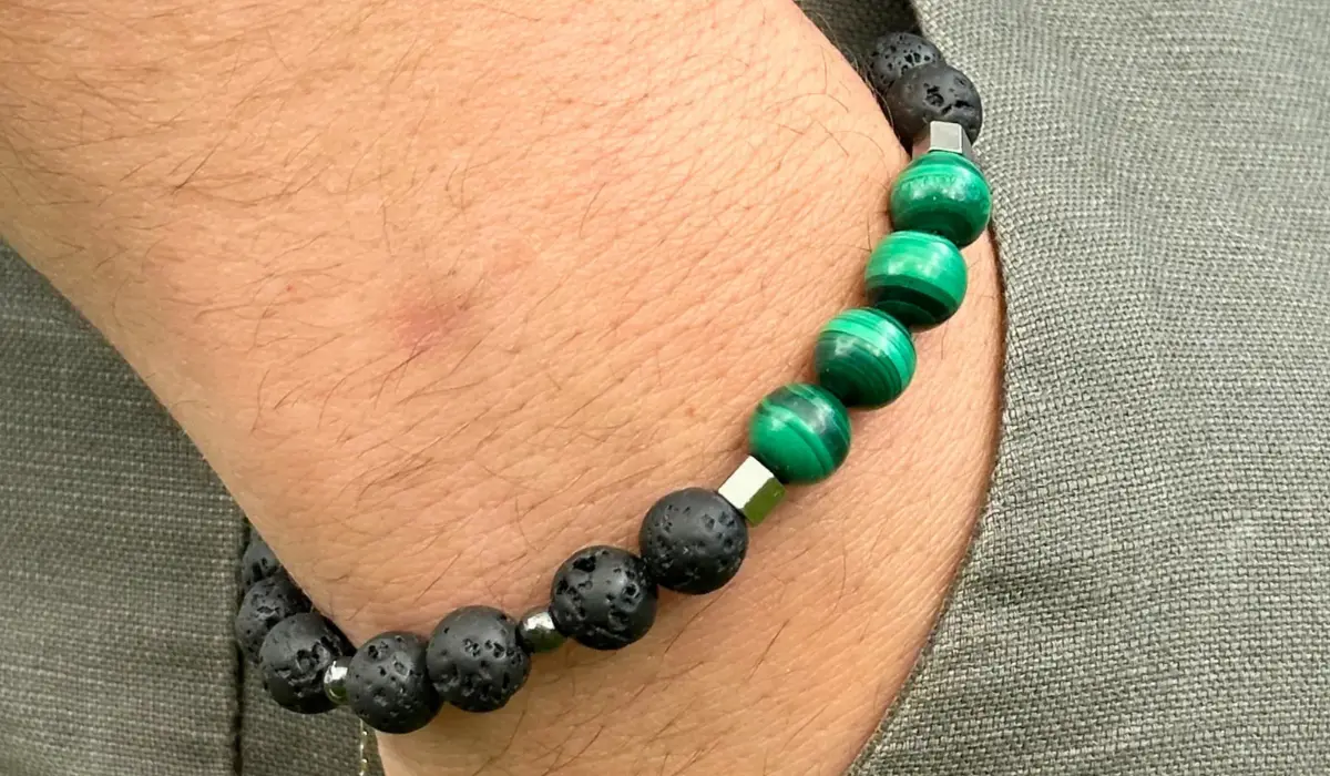 Bracelet en pierre au poignet d'un homme
