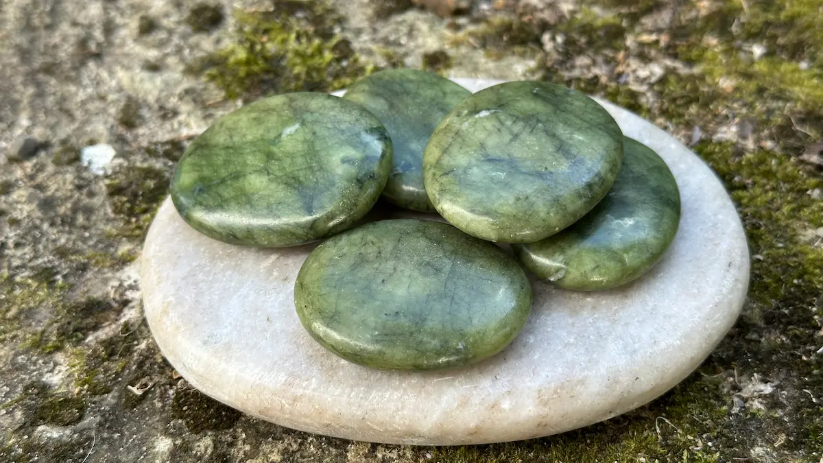 Galet de serpentine sur une pierre plate