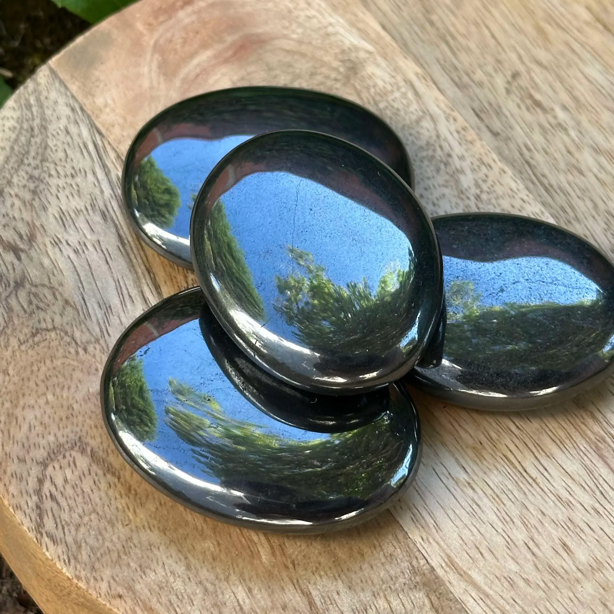 galet hématite sur un socle en bois