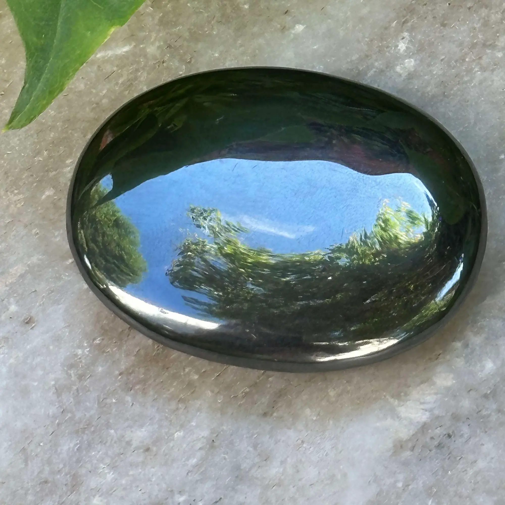 Un galet en hématite en gros plan